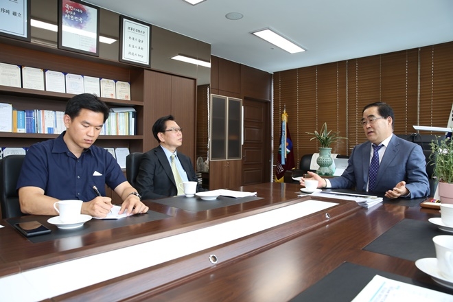 신용도 이사장이 공공기관연구센터와 인터뷰를 하고 있다.(사진제공=한국법무보호복지공단)