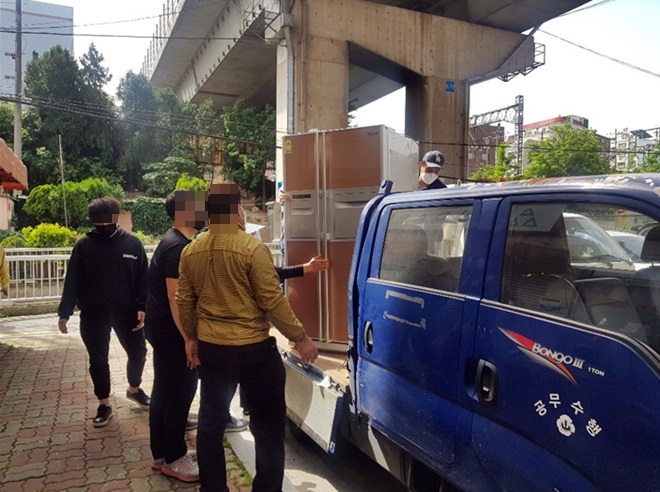 사회봉사대상자들이 이사 지원을 하고 있다.(사진제공=부산서부준법지원센터)