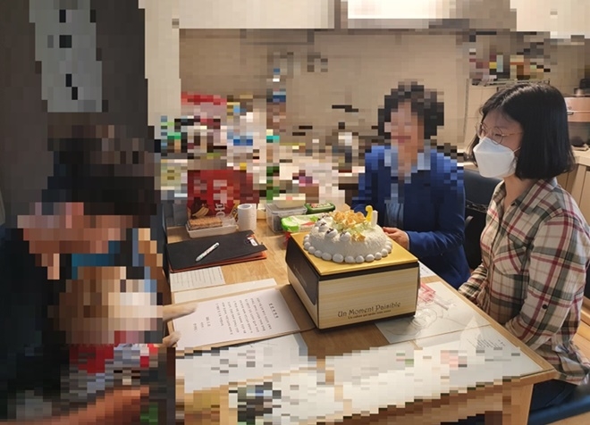 5월18일 성년의 날을 맞아 구미준법지원센터 담당 보호관찰관이 올해 성년이 된 청소년의 집을 직접 방문해 성년축하 메시지와 케이크를 전달하고 있다.(사진제공=구미준법지원센터)