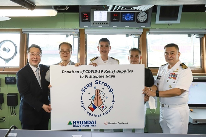현대중공업이 18일 울산 본사에서 열린 필리핀 최신예 호위함 '호셀리잘함' 출항식에서 방역물품 전달식을 갖고 있다. (사진 왼쪽서부터 한화시스템 이정모 사업관리본부장(상무), 현대중공업 남상훈 특수선사업본부장(부사장), 주한 필리핀 무관 앙헬레스(Angeles) 대령, 호위함 수석 감독관 바르톨로메(Bartolome) 대령, 호셀리잘함장 가리도(Garrido) 대령). (사진제공=현대중공업)