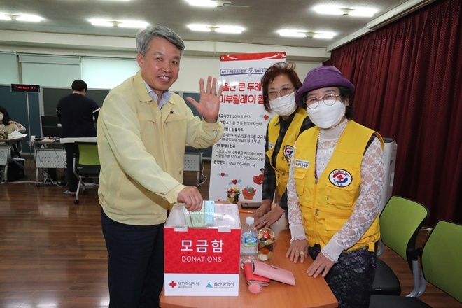 김석진 행정부시장이 긴급재난지원금 기부를 하고 있다.(사진제공=울산시)