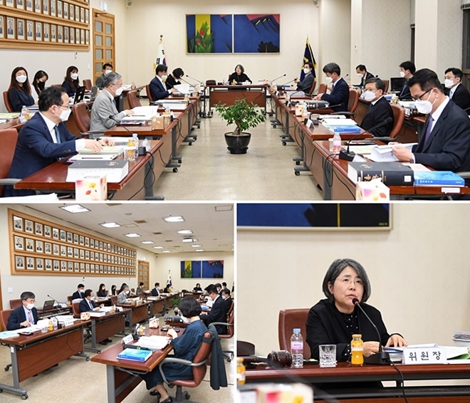 김영란 위원장이 18일 제102차 전체회의를 진행하고 있다.(사진제공=대법원)