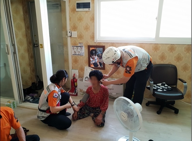 폭염구급대가 어르신 건강을 챙기고 있다.(사진제공=경남도)