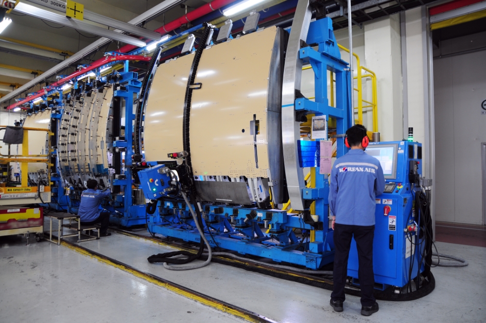 A350 항공기 카고 도어 조립장에서 대한항공 직원들이 작업하고 있는 모습.(사진=대한항공)