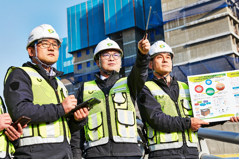 현장 지휘하고 있는 박영수 이사장. (사진=국토안전관리원)