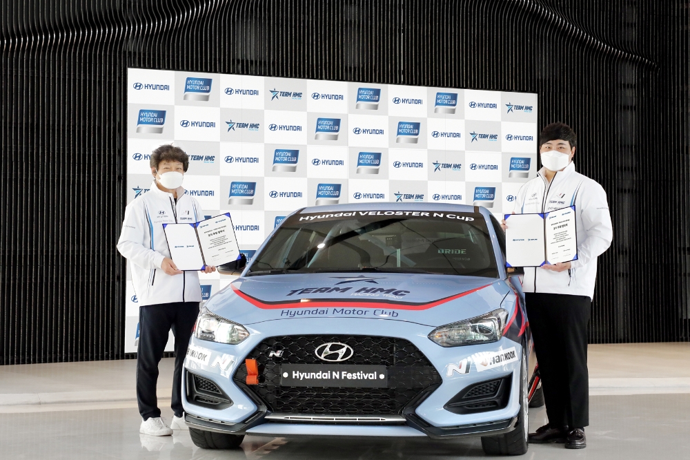 홍석범 현대차 국내마케팅실장(좌), 김주현 ‘TEAM HMC’ 단장(우)의 모습.(사진=현대자동차)