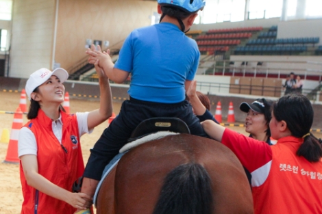 한국마사회, 장애인 대상 재활승마 강습 재개