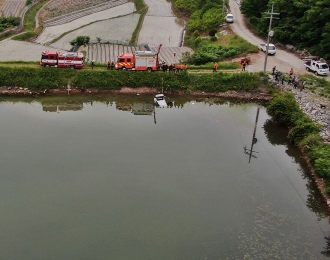5월 30일 오후 저수지에 빠진 승용차 운전자를 구조하고 있다.(사진제공=진주소방서)