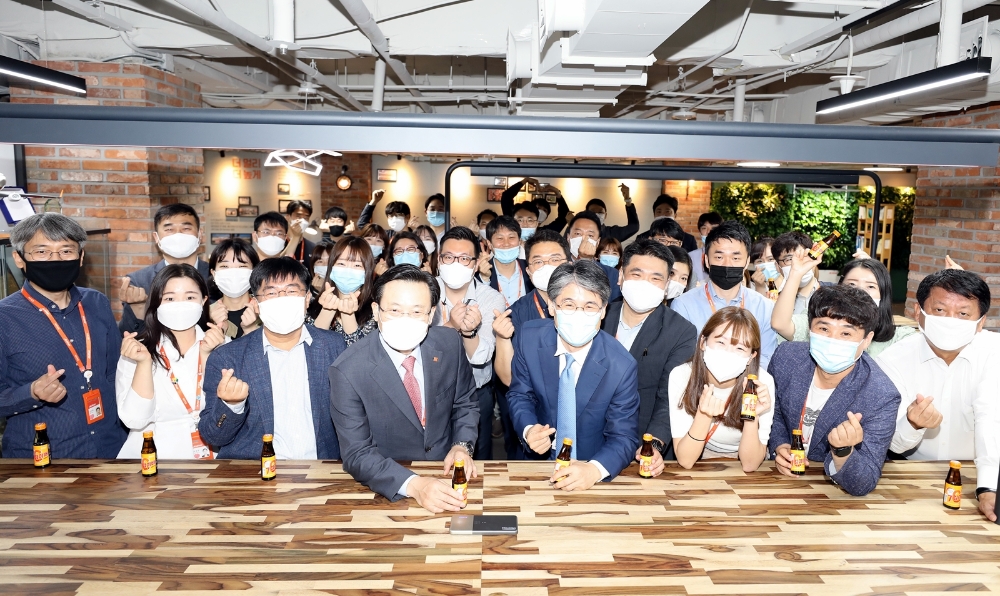 제주항공 김이배 신임대표(앞줄 왼쪽에서 4번째)가 제주항공 스마트오피스에서 경영본부장 김재천 부사장(앞줄 왼쪽에서 5번째) 등 임직원과 함께 비타민 음료를 나누며 취임 인사를 했다.(사진=제주항공)