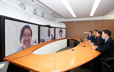 SK텔레콤 심상수 Infra Biz 본부장(회의석앞쪽부터 두번째)이 1일 서울 을지로 T타워에서 미얀마 국립사이버보안센터 에 나잉 모(Ye Naing Moe) 국장과 화상회의를 통해 통합 보안관제시스템 구축 사업을 논의하고 있다. 사진=SK텔레콤