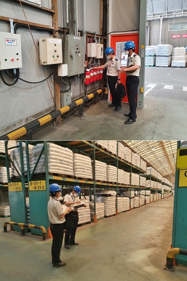 대형창고시설을 대상으로 안전관리 지도점검을 하고 있다.(사진제공=울산온산소방서)