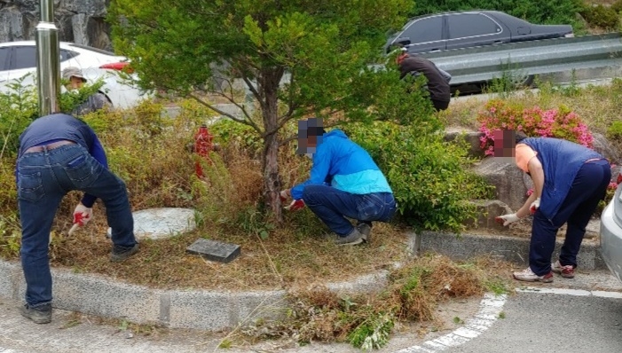 사회봉사명령대상자들이 노인요양병원서 환경미화 작업을 하고 있다.(사진제공=경주준법지원센터)