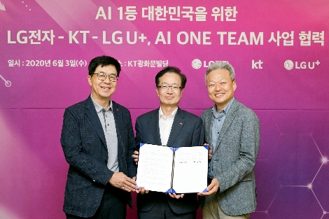3일 KT 광화문빌딩 East에서 열린 ‘대한민국 인공지능(AI) 1등 국가를 위한 업무협약식'에서 (왼쪽부터) LG전자 CTO 박일평 사장, KT AI DX융합사업부문장 전홍범 부사장, LG유플러스 FC부문장 이상민 부사장이 기념사진을 찍고 있다. 사진=KT