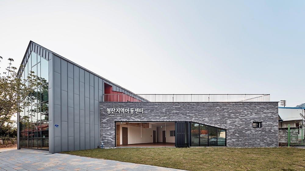 동국제강 내진철근과 럭스틸로 지어진 청산 지역아동센터 전경.(사진=동국제강)