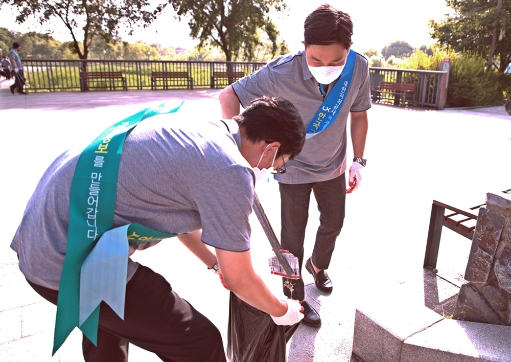 LX는 환경의 날을 하루 앞둔 4일, 전국 169개 지사와 12개 지역본부 4천여 명의 임직원이 나서 전국적인 환경정화활동을 펼쳤다.(사진=LX)