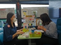 IPA 임직원들이 헌혈버스에서 사랑의 헌혈나눔에 참여하고 있다. (사진=IPA)