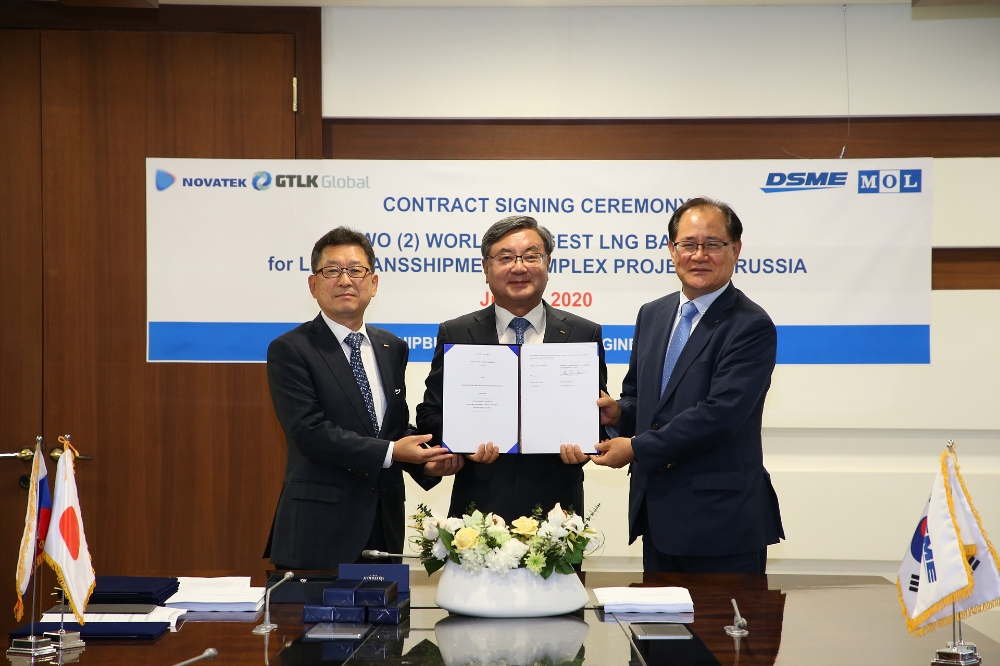 지난 5일 대우조선해양 서울 사옥에서 화상으로 진행된 LNG-Barge 건조 계약식에서 (왼쪽부터) 대우조선해양 박형근 전무, 이성근 사장, 권오익 전무가 계약서를 들고 기념촬영을 하고 있다.(사진=대우조선해양)