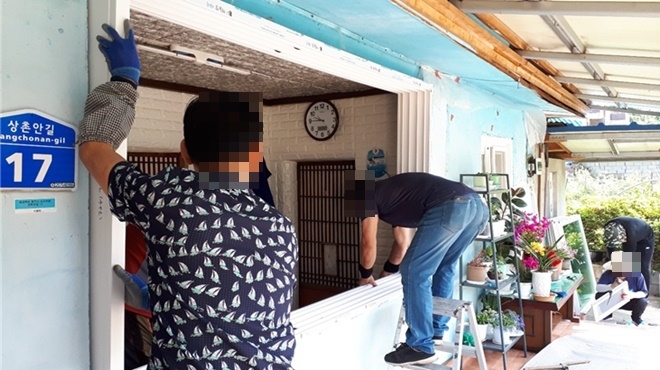 사회봉사명령대상자들이 창호를 교체하고 있다.(사진제공=충주준법지원센터)