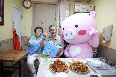신협중앙회의 개그우먼 윤효동과 함께 ‘어부바 박스’ 전달을 통한 지역경제 활성화 캠페인 활동사진. 사진=신협중앙회