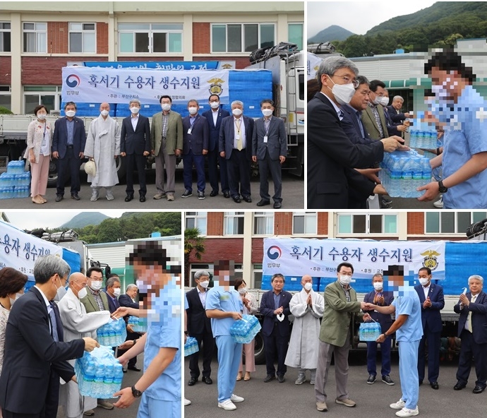 11일 교정협의회가 혹서기 수용자 생수지원 행사에서 직접 수용자에게 전달해 의미를 더하고 있다.(사진제공=부산구치소)