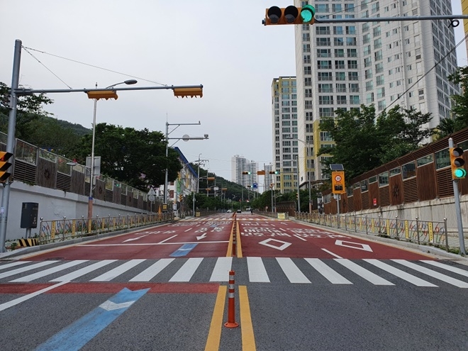 장전초등학교 앞 어린이보호구역 내 노란신호등, 과속경보표지판 등 정비사업.(사진제공=부산금정구)