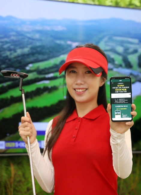 LG유플러스 모델이 골프중계 서비스 ‘U+골프’의 신규 기능인 ‘내 스윙영상 레슨’을 알리는 모습. 사진=LG유플러스