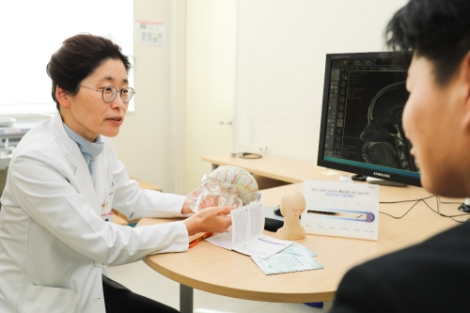 진료실에서 군발두통 환자에게 설명 중인 조수진 교수. 사진=한림대의료원