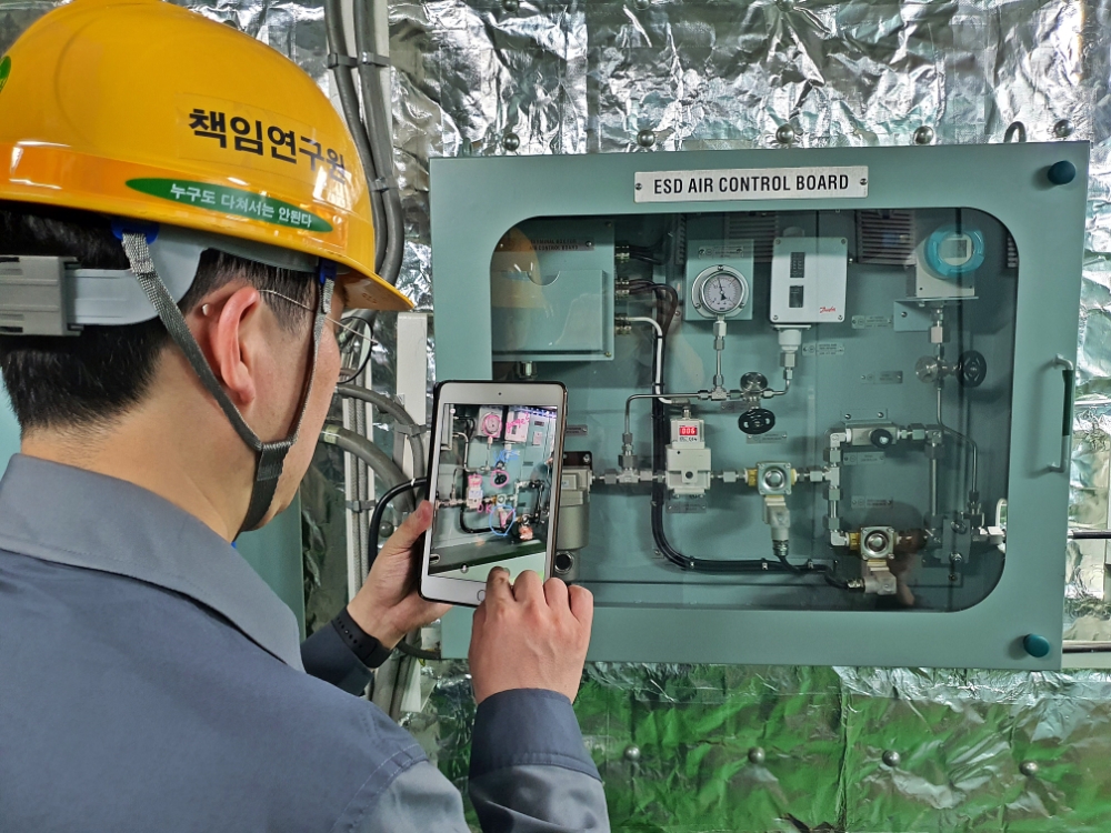 대우조선해양이 자체 개발한 원격유지보수 지원시스템 전용앱을 활용해 비대면으로 선박 설비를 점검하고 있다.(사진=대우조선해양)