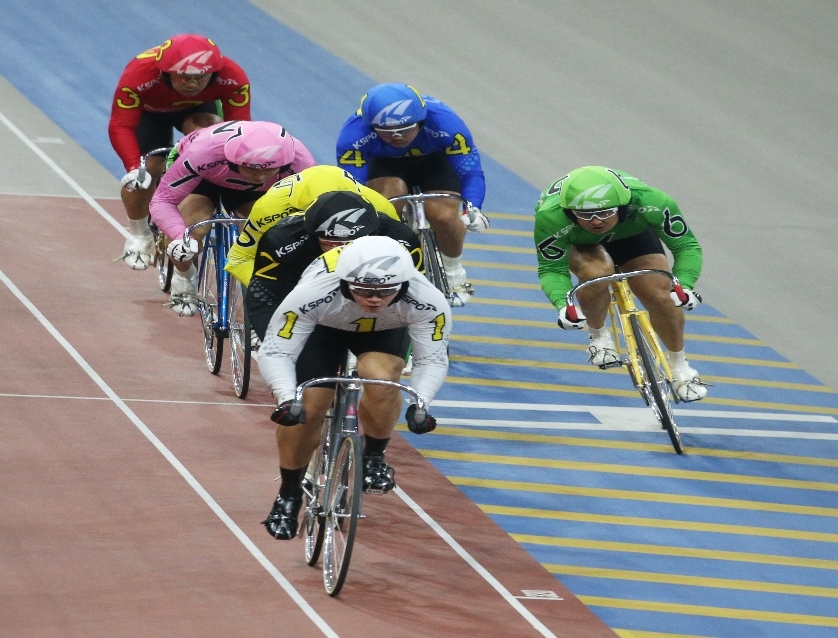 경륜 선수들의 경기 모습. (사진=국민체육진흥공단)