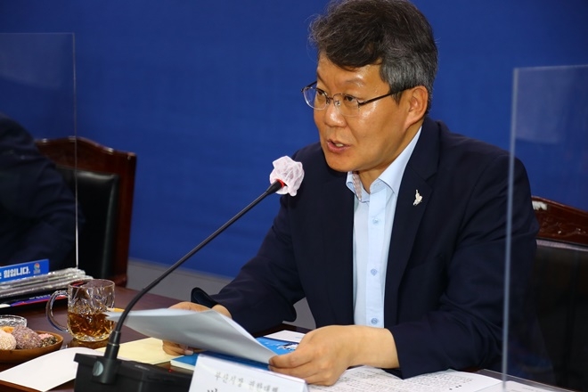 변성완 부산시장권한대행이 16일 경남도청에서 열린 더불어민주당 코로나19 국난극복위원회 영남권 간담회에서 김해신공항의 대체입지로 가덕도 신공항을 공식 언급하고 있다.(사진제공=부산시)