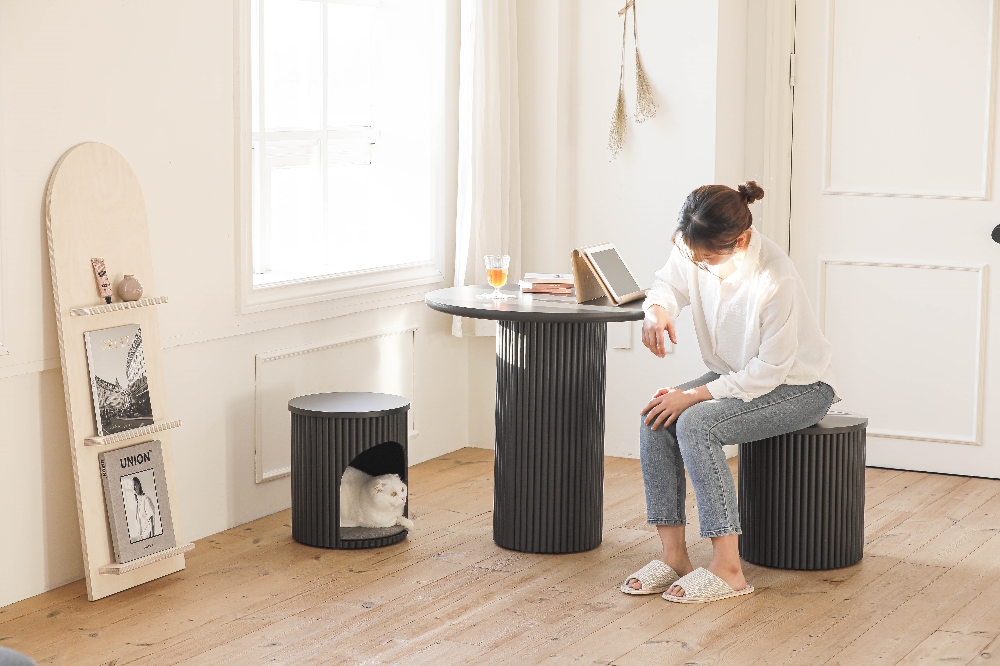 마레 테이블과 스툴 딥그레이.(사진=한샘)