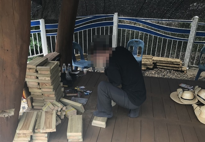 목공경력을 가진 사회봉사대상자가 화단조성에 필요한 목공틀을 제작하고 있다.(사진제공=안양준법지원센터)