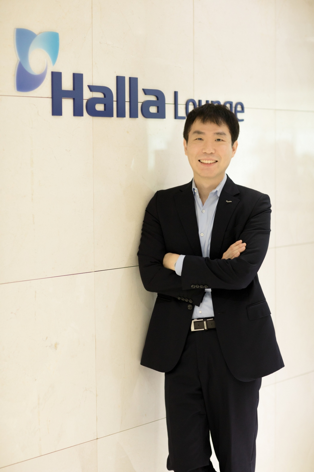 ㈜한라 WG 캠퍼스 우경호 본부장이 잠실 시그마타워 한라 라운지에서 사진촬영을 하고 있다.(사진=한라그룹)