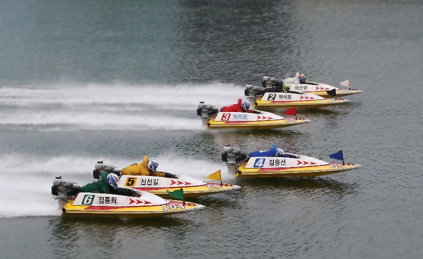 경정 선수들의 경기 모습. (사진=국민체육진흥공단)