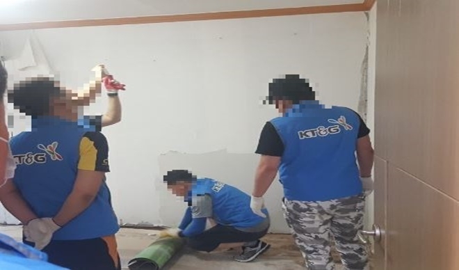 사회봉사대상자들이 기초생활수급 노인가구에 도배와 장판을 교체하고 있다.(사진제공=부산준법지원센터)