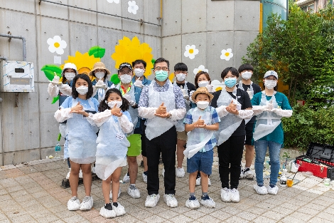 20일 정일문 한국투자증권 사장과 참벗나눔 봉사단 가족들이 금천구 박미사랑마을을 방문해 '벽화그리기' 봉사활동을 펼치고 있다. 사진=한국투자증권