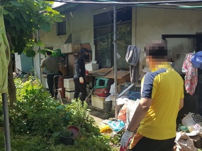 사회봉사대상자들이 기초생활수급 가구의 주거환경 개선작업에 나서고 있다.(사진제공=부산준법지원센터)