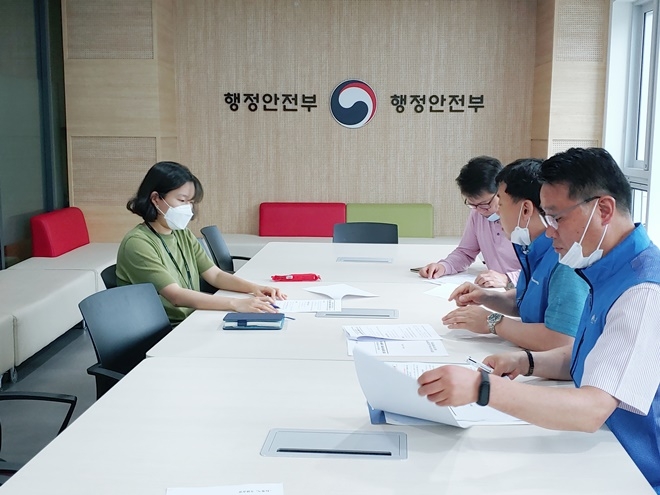 전국시군구연맹이 29일 행안부를 방문해 지방공무원 하계휴가 시행계획 개선을 요구하고 있다.(사진제공=전국시군구연맹)