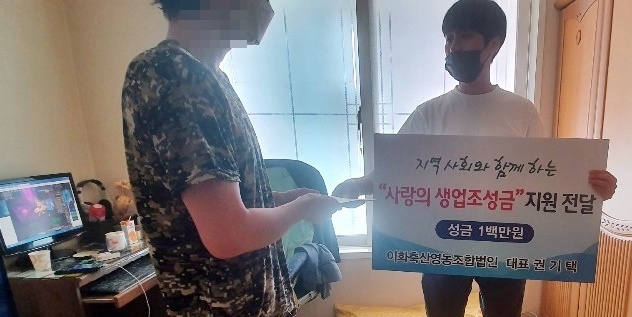 경제적으로 어려운 보호관찰대상자 가정을 방문해 생계지원금을 전달하고 있다.(사진제공=안동준법지원센터)