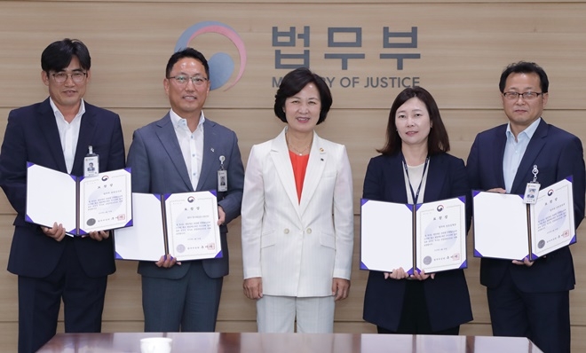 추미애 법무부 장관(가운데)이 30일 정부과천청사에서 개최된 ‘20년 혁신·행정제도개선 우수사례 표창장 수여식’에서 수상자들과 기념촬영을 하고 있다. (사진제공=법무부)