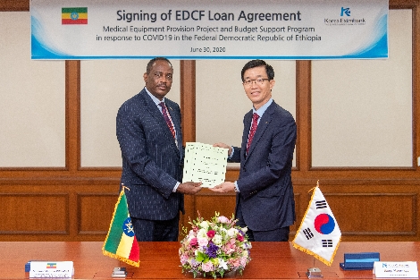 방문규 수은 행장(사진 오른쪽)이 30일 오후 코로나19 긴급대응을 위해 에티오피아에 총 7000만달러의 대외경제협력기금(EDCF)을 제공하는 차관공여계약서에 서명한 뒤 쉬페로우 쉬구트(Shiferaw Shigute) 주한 에티오피아 대사에게 계약서를 전달하고 있다. 사진=한국수출입은행