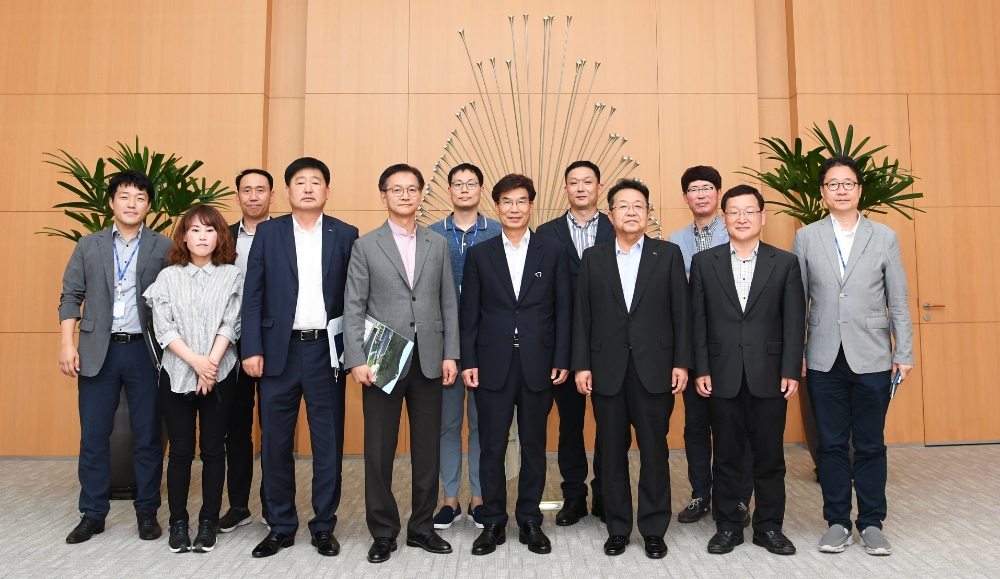 포스코건설 한성희 사장(오른쪽 네번째)과 경상북도개발공사 안종록 사장(오른쪽 여섯번째) 등 일행이 포스코건설 송도 사옥에서 기념사진 촬영을 했다.(사진=포스코건설)