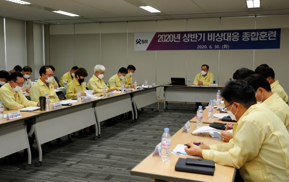 SR(대표이사 권태명)은 6월 30일 박규한 SR 안전본부장(사진 가운데)주재로 상반기 비상대응 종합훈련을 했다.(사진=SR)