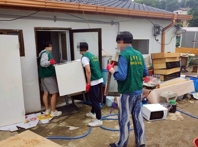 사회봉사대상자들이 주거환경 개선작업을 돕고 있다.(사진제공=서울서부준법지원센터)