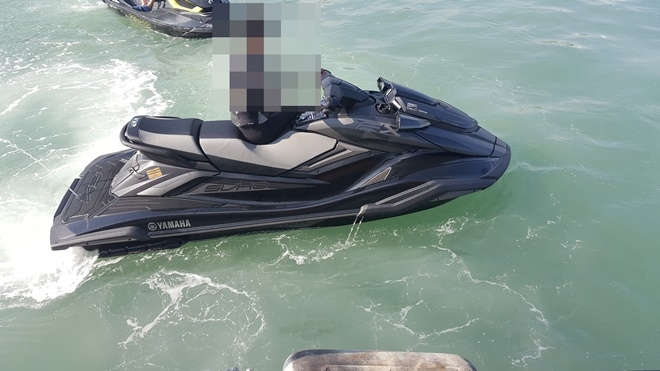 1일 오후 광안리해수욕장서 무등록 수상오토바이 적발.(사진제공=부산해양경찰서)