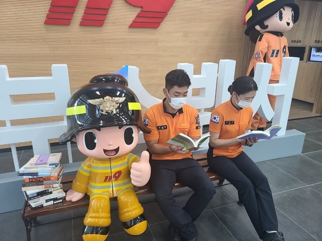 울산 북부소방서 직원들이 독서를 하고 있다.(사진제공=울산시)