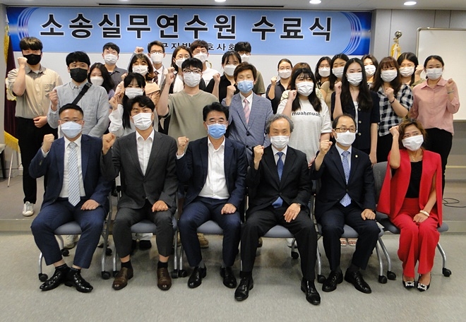 7월 6일 오후 6시 대회의실에서 열린 소송실무연수원 제27기 수료식 기념촬영.(사진제공=대구지방변호사회)