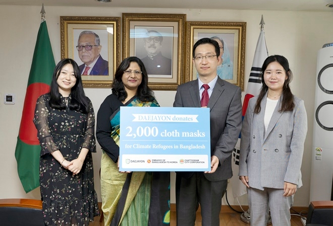 8일 주한 방글라데시 대사관저에서 양 기관 관계자들이 마스크 기증식 기념촬영을 하고 있다.(사진제공=국제환경단체 대자연)