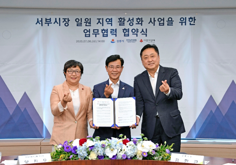 (왼쪽부터) 김연순 사회복지공동모금회 사무총장, 김한근 강릉시장, 양진모 현대차 부사장이 업무협력 협약식에서 기념 사진을 촬영하는 모습.(사진=현대자동차그룹)