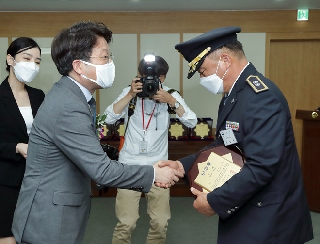 고기영 법무부 차관(왼쪽)이 9일 정부과천청사에서 개최된 ‘제38회 교정대상 시상식’에서 김성완 군산교도소 교감(오른쪽)에게 ‘대상’을 수여하고 있다. (사진제공=법무부)